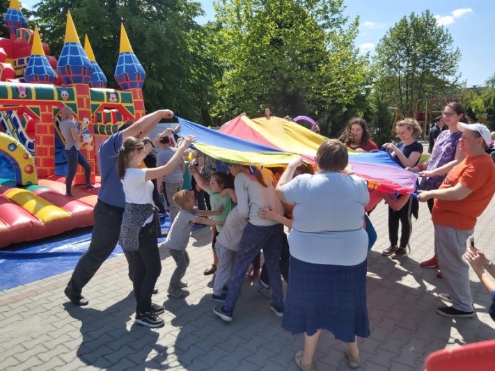Gry i zabawy na Dniu Dziecka w Specjalnym Ośrodku Szkolno-Wychowawczym
